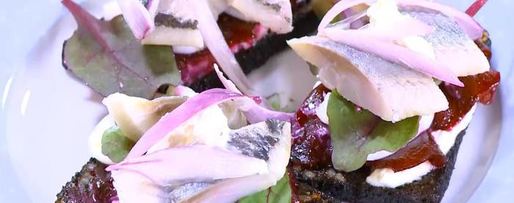 Шаг 9: тостов с сельдью, свеклой и зеленым горошком