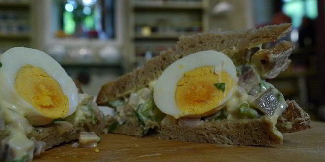 Рецепт тостов с сельдью, яйцом и тархунным майонезом