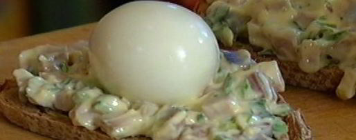 Шаг 7: тостов с сельдью, яйцом и тархунным майонезом