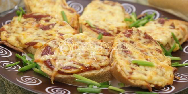 Рецепт тостов с томатным соусом и сыром