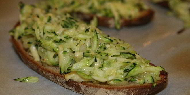 Рецепт тостов с цукини, сыром и луком