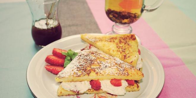 Рецепт тостов с ягодами и творогом