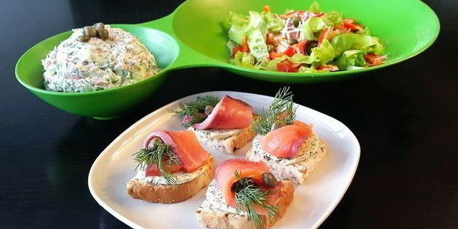 Рецепт тостов с зеленым маслом и семгой