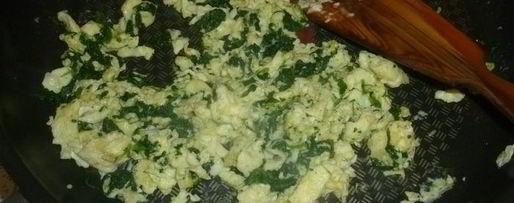 Шаг 2: тостов со шпинатом, яйцами и пармезаном