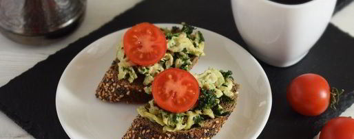 Шаг 4: тостов со шпинатом, яйцами и пармезаном