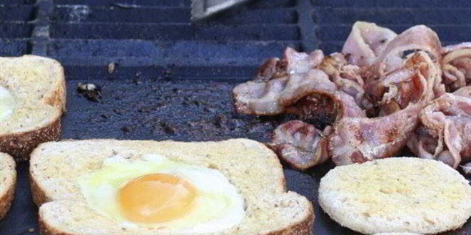 Рецепт яиц в тостах с молотым перцем