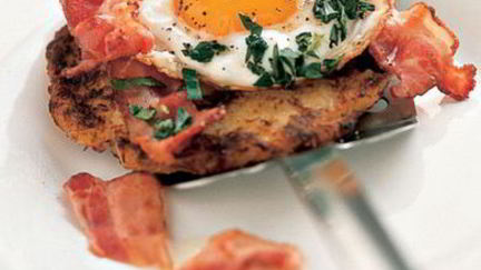 Рецепт Глазуньи с беконом на картофельно-яблочных лепешках