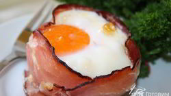 Рецепт Глазуньи с сыром и помидорами в беконе