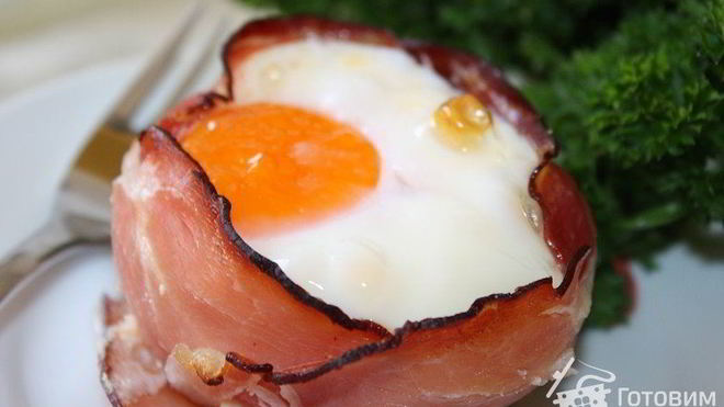 Рецепт Глазуньи с сыром и помидорами в беконе
