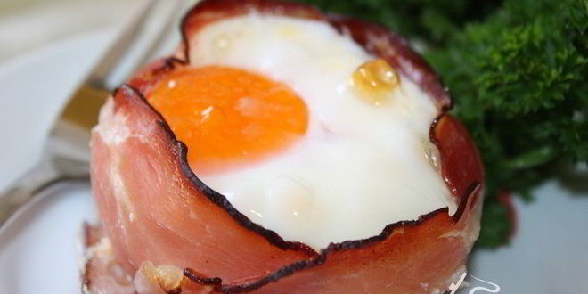 Рецепт глазуньи с сыром и помидорами в беконе