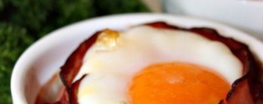 Шаг 2: глазуньи с сыром и помидорами в беконе