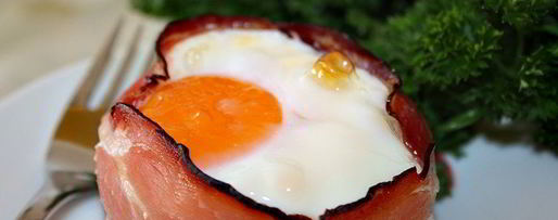 Шаг 3: глазуньи с сыром и помидорами в беконе