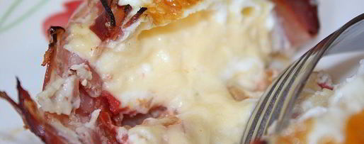 Шаг 4: глазуньи с сыром и помидорами в беконе