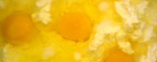 Шаг 2: глазуньи с творогом