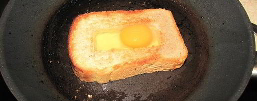 Шаг 2: глазуньи в хлебе