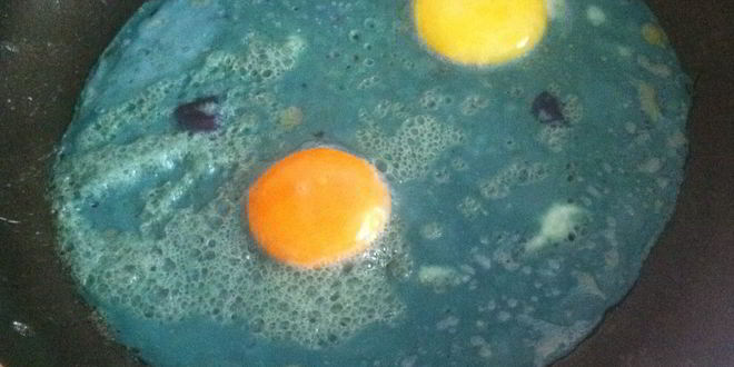 Рецепт голубой яичницы