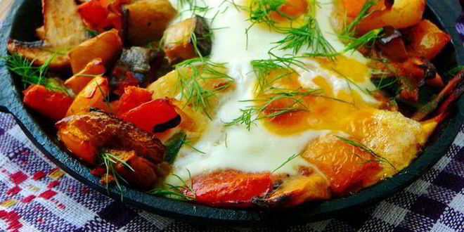 Рецепт картофеля с шампиньонами и яичницей