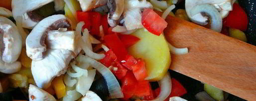 Шаг 3: картофеля с шампиньонами и яичницей