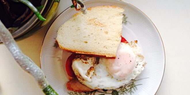 Рецепт сэндвича с яичницей, бужениной и помидорами