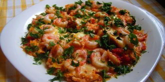 Рецепт сырной яичницы с креветками и помидорками