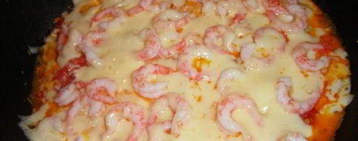 Шаг 2: сырной яичницы с креветками и помидорками