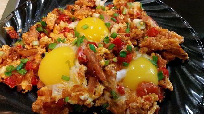 Рецепт Вкуснейшей яичницы с копченой грудинкой, помидорами