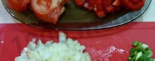 Шаг 1: вкуснейшей яичницы с копченой грудинкой, помидорами