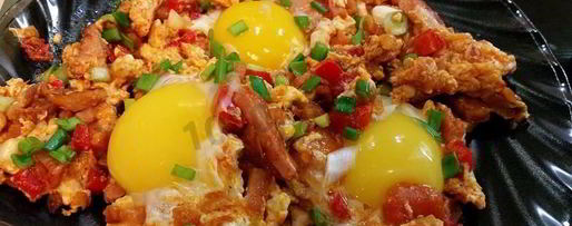 Шаг 10: вкуснейшей яичницы с копченой грудинкой, помидорами