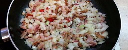 Шаг 2: вкуснейшей яичницы с копченой грудинкой, помидорами