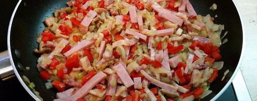 Шаг 3: вкуснейшей яичницы с копченой грудинкой, помидорами