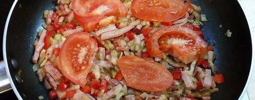 Шаг 4: вкуснейшей яичницы с копченой грудинкой, помидорами