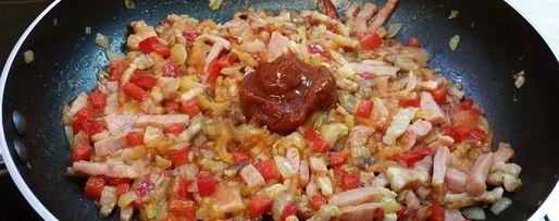 Шаг 5: вкуснейшей яичницы с копченой грудинкой, помидорами