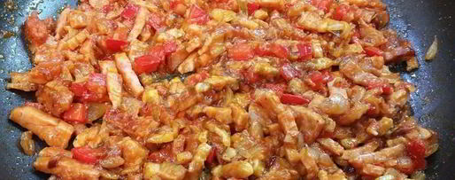 Шаг 6: вкуснейшей яичницы с копченой грудинкой, помидорами