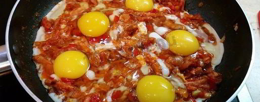 Шаг 7: вкуснейшей яичницы с копченой грудинкой, помидорами