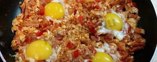 Шаг 8: вкуснейшей яичницы с копченой грудинкой, помидорами