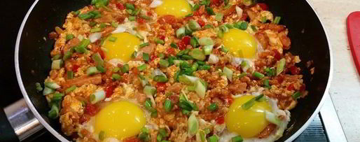 Шаг 9: вкуснейшей яичницы с копченой грудинкой, помидорами