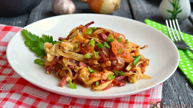 Рецепт Яичницы-болтуньи с колбасой и помидорами