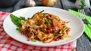 Рецепт Яичницы-болтуньи с колбасой и помидорами