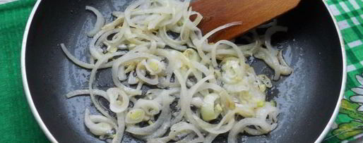 Шаг 1: яичницы-болтуньи с колбасой и помидорами