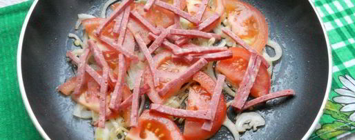 Шаг 2: яичницы-болтуньи с колбасой и помидорами