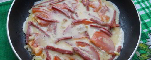 Шаг 3: яичницы-болтуньи с колбасой и помидорами