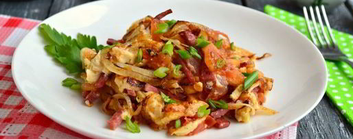 Шаг 4: яичницы-болтуньи с колбасой и помидорами