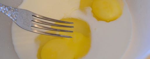 Шаг 1: яичницы-болтуньи с сыром джюгас на хрустящих тостах