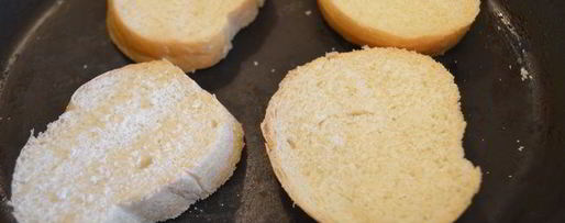 Шаг 2: яичницы-болтуньи с сыром джюгас на хрустящих тостах