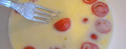 Шаг 3: яичницы-болтуньи с сыром джюгас на хрустящих тостах