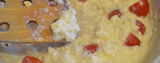 Шаг 4: яичницы-болтуньи с сыром джюгас на хрустящих тостах