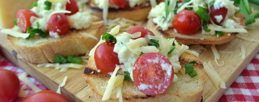 Шаг 5: яичницы-болтуньи с сыром джюгас на хрустящих тостах