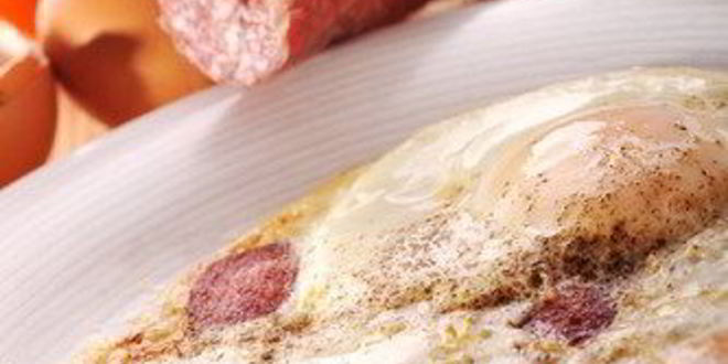 Рецепт яичницы-глазуньи с колбасой