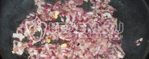 Шаг 2: яичницы глазунья с помидорами и халапеньо