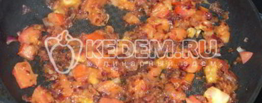 Шаг 3: яичницы глазунья с помидорами и халапеньо